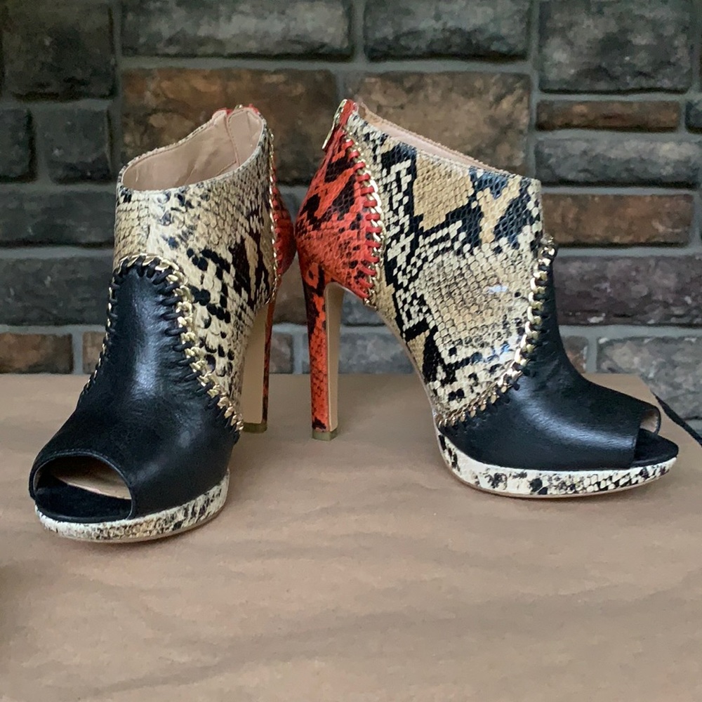 🔥BCBGMaxAzria Booties! RARE Sz7 snake print gold chain detail🔥